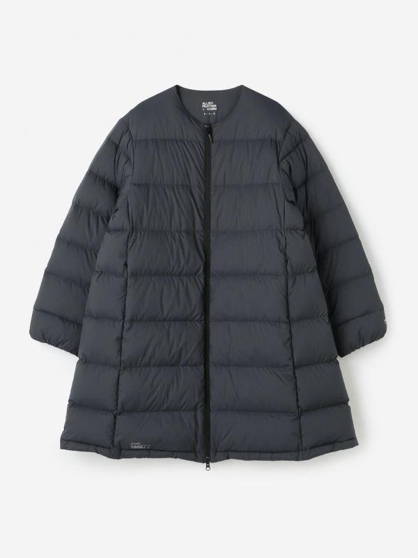 ALLIED FEATHER + DOWN | 〈別注〉ナイロン ノーカラーダウンコート WOMEN