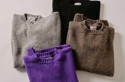 Jamieson's Knitwear｜シェットランドウールを使用したクルーネックプルオーバー。
