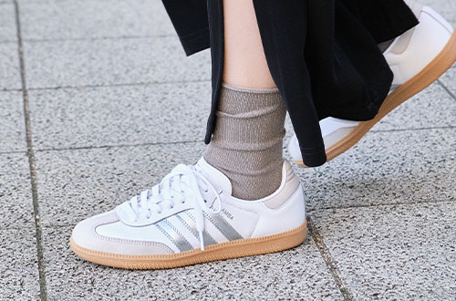 adidas｜リュクスなレザーとスエードを使用したクラシックシューズ。