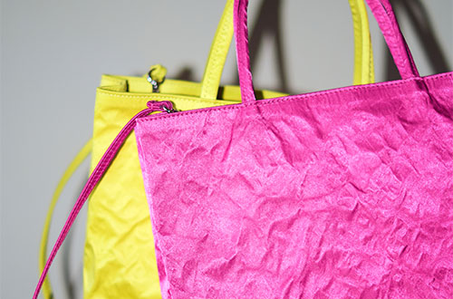 Zilla｜ミニマルなルックスのサテンバッグ。